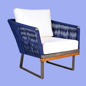 Poltrona Laika com estrutura de alumínio e madeira cumarú, revestida com Corda Náutica.